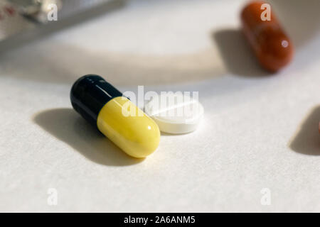 Matin dose de médicament pour le patient. médecine pharmaceutique comprimés, stupéfiants et de vitamine dans des capsules sur tableau blanc Banque D'Images