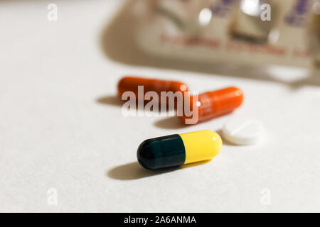 Médecine pharmaceutique comprimés, stupéfiants et de vitamine dans des capsules sur table. matin dose de médicament pour le patient Banque D'Images