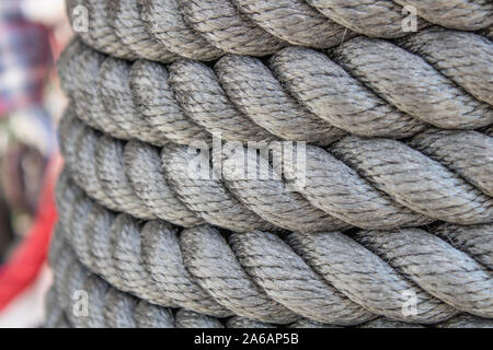 Corde enroulée sur le tambour close up en vente dans le magasin. Banque D'Images