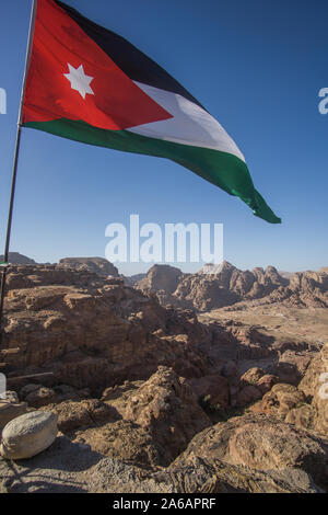 En agitant le drapeau jordanien avec la vue imprenable sur le parc national de Petra en Jordanie Banque D'Images