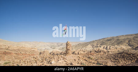 En agitant le drapeau jordanien avec la vue imprenable sur le parc national de Petra en Jordanie Banque D'Images