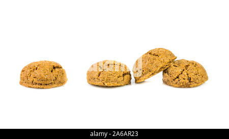 Pepernoten tas de cookies traditionnels dans une rangée sur fond blanc pour l'événement annuel de Sinterklaas aux Pays-Bas le 5 décembre Banque D'Images