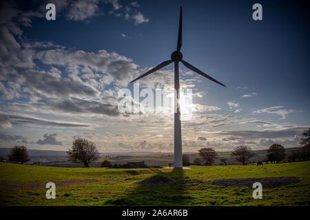 Éolienne avec lumière du soir dramatique Banque D'Images