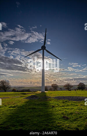 Éolienne avec lumière du soir dramatique Banque D'Images