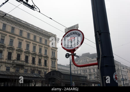 Le tramway électrique vienne/tram stop à Vienne, Autriche Banque D'Images