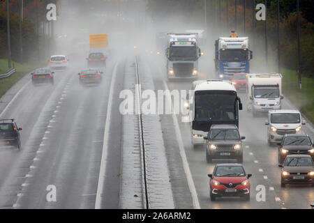 Flintshire, au nord du Pays de Galles, Royaume-Uni. 25 octobre, 2019. Météo France : des températures plus froides et de fortes pluies s'agissant de la neige sur les hauteurs pour certains avec un Met Office d'avertissement jaune en place. De fortes pluies et des températures plus froides que les automobilistes de rouler le long de l'A55 avec les poids lourds, pulvérisation Halkyn, Flintshire Crédit : DGDImages/Alamy Live News Banque D'Images