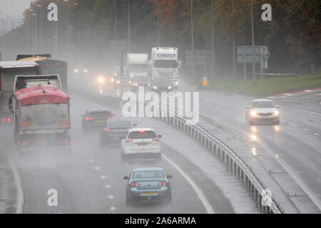 Flintshire, au nord du Pays de Galles, Royaume-Uni. 25 octobre, 2019. Météo France : des températures plus froides et de fortes pluies s'agissant de la neige sur les hauteurs pour certains avec un Met Office d'avertissement jaune en place. De fortes pluies et des températures plus froides que les automobilistes de rouler le long de l'A55 avec les poids lourds, pulvérisation Halkyn, Flintshire Crédit : DGDImages/Alamy Live News Banque D'Images