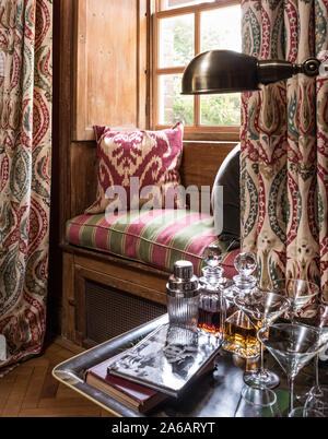 Style Art déco des années 1930 le tissu des rideaux et des carafes avec books Banque D'Images