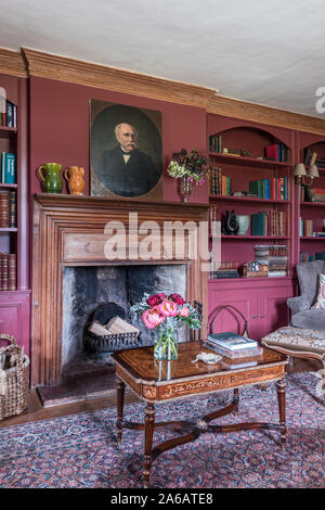 Style Art déco des années 1930 bookshelving voûté en bois et cheminée avec table en marqueterie Banque D'Images