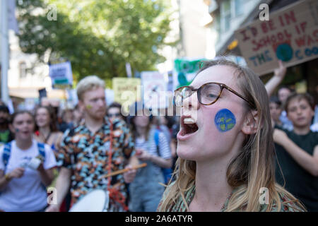 Les gens de tous âges se réunissent pour le climat de la grève générale organisée par le Réseau étudiant britannique le 20 septembre 2019 à Birmingham, Royaume-Uni. La grève de l'école pour le climat, également connu sous le nom de vendredi pour l'avenir, de la jeunesse et de la jeunesse pour le climat 4 climat de grève, est un mouvement international d'étudiants qui décident de ne pas assister aux cours et au lieu de prendre part à des manifestations pour réclamer des mesures pour prévenir d'autres le réchauffement planétaire et le changement climatique. Le Réseau étudiant britannique lance un appel à tous - adultes, des travailleurs, des groupes communautaires, des syndicalistes, des infirmières, des enseignants, des travailleurs de l'acier, location Banque D'Images