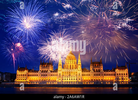 Destination de vacances d'hiver d'artifice au-dessus de Budapest le parlement hongrois - Nouvel An dans la ville Banque D'Images