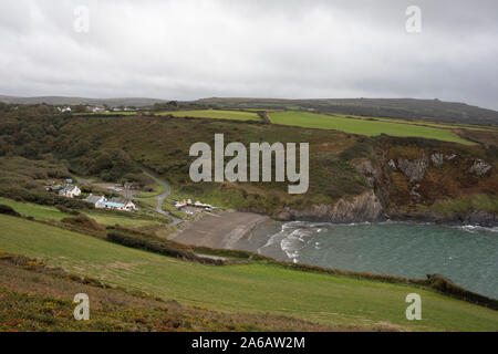 Paysage à la bas pour Pwllgwaelod Beach et sur la mer à Dinas Head près de Newport, Pembrokeshire, Pays de Galles, Royaume-Uni. Banque D'Images