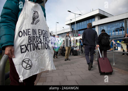 Rébellion d'extinction à l'extérieur de la perturbation de l'aéroport de la ville le 10 octobre 2019 à Londres, Angleterre, Royaume-Uni. La protestation est contre le climat et la pollution de l'impact des plans du gouvernement pour l'expansion de l'aéroport qui sera potentiellement le double du nombre de vols en provenance de l'aéroport de la ville. Rébellion d'extinction est un groupe sur le changement climatique a commencé en 2018 et a acquis une énorme de personnes engagées à la suite de manifestations pacifiques. Ces manifestations sont en soulignant que le gouvernement ne fait pas assez pour éviter un changement climatique catastrophique et à la demande au gouvernement de prendre des mesures radicales pour sauver la p Banque D'Images