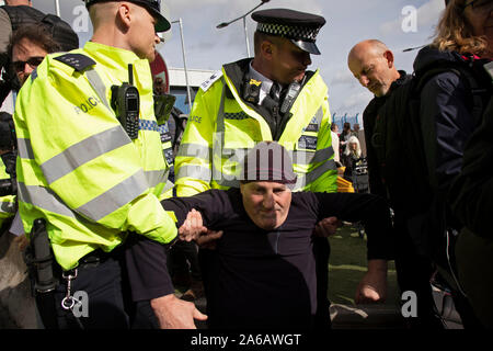 Lire l'article 14 avis de la police et l'arrestation des manifestants pendant la révolte d'extinction à l'extérieur de la perturbation de l'aéroport de la ville le 10 octobre 2019 à Londres, Angleterre, Royaume-Uni. La protestation est contre le climat et la pollution de l'impact des plans du gouvernement pour l'expansion de l'aéroport qui sera potentiellement le double du nombre de vols en provenance de l'aéroport de la ville. Rébellion d'extinction est un groupe sur le changement climatique a commencé en 2018 et a acquis une énorme de personnes engagées à la suite de manifestations pacifiques. Ces manifestations sont en soulignant que le gouvernement ne fait pas assez pour éviter un changement climatique catastrophique Banque D'Images