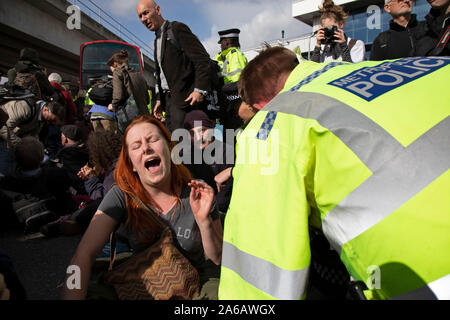 Rébellion d'extinction en chantant des chansons au cours de l'extérieur de la perturbation de l'aéroport de la ville le 10 octobre 2019 à Londres, Angleterre, Royaume-Uni. La protestation est contre le climat et la pollution de l'impact des plans du gouvernement pour l'expansion de l'aéroport qui sera potentiellement le double du nombre de vols en provenance de l'aéroport de la ville. Rébellion d'extinction est un groupe sur le changement climatique a commencé en 2018 et a acquis une énorme de personnes engagées à la suite de manifestations pacifiques. Ces manifestations sont en soulignant que le gouvernement ne fait pas assez pour éviter un changement climatique catastrophique et d'exiger le gouvernement radical prendre Banque D'Images