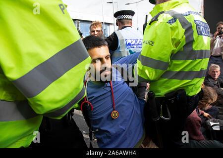 Lire l'article 14 avis de la police et l'arrestation des manifestants pendant la révolte d'extinction à l'extérieur de la perturbation de l'aéroport de la ville le 10 octobre 2019 à Londres, Angleterre, Royaume-Uni. La protestation est contre le climat et la pollution de l'impact des plans du gouvernement pour l'expansion de l'aéroport qui sera potentiellement le double du nombre de vols en provenance de l'aéroport de la ville. Rébellion d'extinction est un groupe sur le changement climatique a commencé en 2018 et a acquis une énorme de personnes engagées à la suite de manifestations pacifiques. Ces manifestations sont en soulignant que le gouvernement ne fait pas assez pour éviter un changement climatique catastrophique Banque D'Images