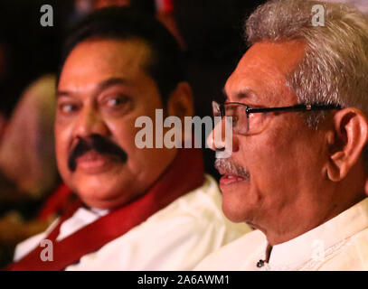 Colombo, Sri Lanka. 25 octobre, 2019. Sri Lanka, l'ancien président et Podujana Peramnua (SLPP) chef de parti, Mahinda Rajapaksa (L), et son frère, candidat présidentiel du SLPP l'ancien secrétaire de la défense Gotabhaya Rajapakse (L), au cours d'un lancement de son programme électoral à Colombo, Sri Lanka, le vendredi, Octobre 25, 2019. Sri Lanka tiendra des élections présidentielles le 16 novembre 2019. Credit : Pradeep Dambarage/ZUMA/Alamy Fil Live News Banque D'Images