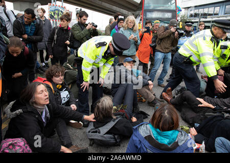 Lire l'article 14 avis de la police et l'arrestation des manifestants pendant la révolte d'extinction à l'extérieur de la perturbation de l'aéroport de la ville le 10 octobre 2019 à Londres, Angleterre, Royaume-Uni. La protestation est contre le climat et la pollution de l'impact des plans du gouvernement pour l'expansion de l'aéroport qui sera potentiellement le double du nombre de vols en provenance de l'aéroport de la ville. Rébellion d'extinction est un groupe sur le changement climatique a commencé en 2018 et a acquis une énorme de personnes engagées à la suite de manifestations pacifiques. Ces manifestations sont en soulignant que le gouvernement ne fait pas assez pour éviter un changement climatique catastrophique Banque D'Images