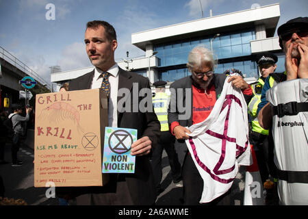 Rébellion d'extinction à l'extérieur de la perturbation de l'aéroport de la ville le 10 octobre 2019 à Londres, Angleterre, Royaume-Uni. La protestation est contre le climat et la pollution de l'impact des plans du gouvernement pour l'expansion de l'aéroport qui sera potentiellement le double du nombre de vols en provenance de l'aéroport de la ville. Rébellion d'extinction est un groupe sur le changement climatique a commencé en 2018 et a acquis une énorme de personnes engagées à la suite de manifestations pacifiques. Ces manifestations sont en soulignant que le gouvernement ne fait pas assez pour éviter un changement climatique catastrophique et à la demande au gouvernement de prendre des mesures radicales pour sauver la p Banque D'Images