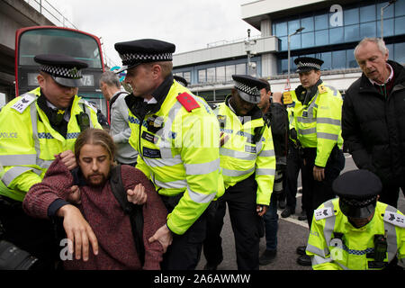 Lire l'article 14 avis de la police et l'arrestation des manifestants pendant la révolte d'extinction à l'extérieur de la perturbation de l'aéroport de la ville le 10 octobre 2019 à Londres, Angleterre, Royaume-Uni. La protestation est contre le climat et la pollution de l'impact des plans du gouvernement pour l'expansion de l'aéroport qui sera potentiellement le double du nombre de vols en provenance de l'aéroport de la ville. Rébellion d'extinction est un groupe sur le changement climatique a commencé en 2018 et a acquis une énorme de personnes engagées à la suite de manifestations pacifiques. Ces manifestations sont en soulignant que le gouvernement ne fait pas assez pour éviter un changement climatique catastrophique Banque D'Images