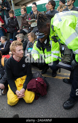 Lire l'article 14 avis de la police et l'arrestation des manifestants pendant la révolte d'extinction à l'extérieur de la perturbation de l'aéroport de la ville le 10 octobre 2019 à Londres, Angleterre, Royaume-Uni. La protestation est contre le climat et la pollution de l'impact des plans du gouvernement pour l'expansion de l'aéroport qui sera potentiellement le double du nombre de vols en provenance de l'aéroport de la ville. Rébellion d'extinction est un groupe sur le changement climatique a commencé en 2018 et a acquis une énorme de personnes engagées à la suite de manifestations pacifiques. Ces manifestations sont en soulignant que le gouvernement ne fait pas assez pour éviter un changement climatique catastrophique Banque D'Images