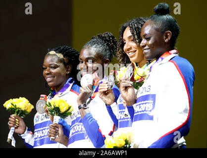 La société britannique Philip Asha, Dina Asher-Smith, Ashleigh Nelson et Daryll Neita (de gauche à droite) célèbrent remportant l'argent pour les femmes du 4x100 mètres relais au cours de dix jours aux Championnats du monde de l'IAAF au Khalifa International Stadium, Doha, Qatar. Banque D'Images