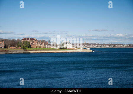 Grandes maisons bordant la côte le long de la falaise à pied à Newport Rhode Island en automne. Banque D'Images