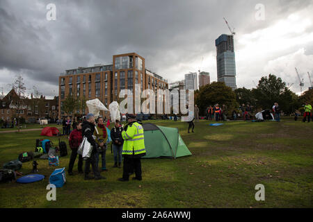 Dernières tentes et les activistes de la rébellion de l'extinction à Vauxhall camp climatique est effacée le 15 octobre 2019 à Londres, Angleterre, Royaume-Uni. Rébellion d'extinction est un groupe sur le changement climatique a commencé en 2018 et a acquis une énorme de personnes engagées à la suite de manifestations pacifiques. Ces manifestations sont en soulignant que le gouvernement ne fait pas assez pour éviter un changement climatique catastrophique et à la demande au gouvernement de prendre des mesures radicales pour sauver la planète. Banque D'Images