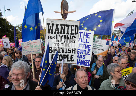 Ensemble pour le dernier mot de mars pour un vote du peuple le 19 octobre 2019 à Londres, Royaume-Uni. En ce jour, le Parlement sera assis sur un Samedi pour la première fois depuis les années 1980, à mesure que le temps s'écoule avant la PM doit demander à l'UE pour une prolongation de trois mois par la loi en vertu de la Loi sur Benn. Avec moins de deux semaines, jusqu'à ce que le Royaume-Uni est censée être de quitter l'Union européenne, le résultat final reste accrochée dans l'équilibre et les manifestants se sont réunis dans leurs centaines de milliers de dirigeants politiques prendre connaissance et de donner à l'opinion publique britannique un vote sur l'accord final Brexit, avec l'objectif Banque D'Images