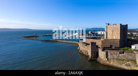 Antrim Carrickfergus ; Co. ; château ; marina ; Belfast Lough ; voile aérienne ; Banque D'Images