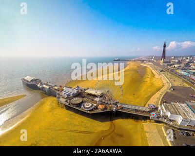 La magnifique plage de Blackpool primé et de la jetée du ciel, seaside holiday resort au Royaume-Uni, une grande destination touristique, vue aérienne Banque D'Images