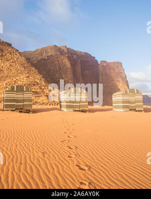 Camp bédouin dans le Wadi Rum , Jordanie. Ces camps sont construits dans la nature au milieu du désert et contient les tentes des Bédouins que vous pouvez dormir Banque D'Images