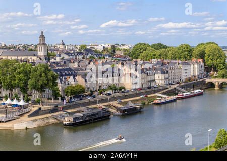 France, Maine et Loire, Angers, Château d'Angers, le Château Angers, vue du château sur la rivière Maine et du Quai des Carmes // France, Maine-et-L Banque D'Images