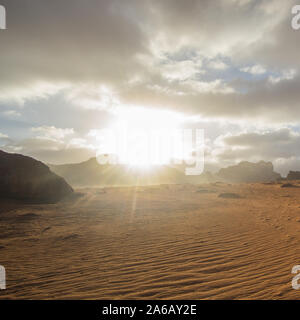 Incroyable coucher du soleil sur le désert jordanien de Wadi Rum, ce splendide coucher de soleil seront vraiment souffler votre esprit. Son étonnante pour voir comment le soleil disparaître Banque D'Images