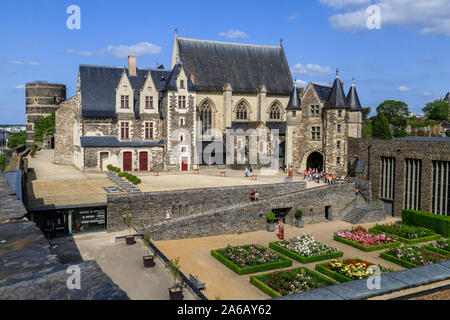 France, Maine et Loire, Angers, Château d'Angers, Angers, la chapelle du château et le jardin de roses // France, Maine-et-Loire (49), Angers, château d'Ange Banque D'Images