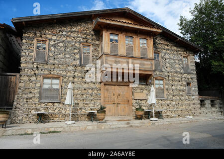 Antalya Turquie İbradı Düğmeli ( Maisons Maisons boutonnées ) qui ont un style architectural traditionnel de l'Anatolie. une fille avec des sacs touristiques visités Banque D'Images