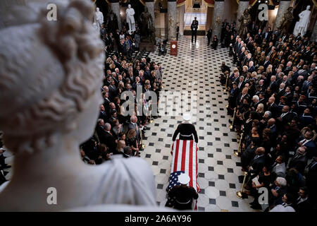 Le cercueil, recouvert du drapeau de la fin du représentant des États-Unis Elijah Cummings (démocrate du Maryland) est effectuée par l'intermédiaire des Statuary Hall pendant un service commémoratif au Capitole à Washington, DC, États-Unis, le Jeudi, Octobre 24, 2019. Cummings, une figure clé de la destitution des démocrates et une enquête critique féroce du président américain Donald J. Trump, est décédé à l'âge de 68 ans le 17 octobre en raison de complications de longue date concernant les problèmes de santé. Crédit : Al Drago/piscine par CNP /MediaPunch Banque D'Images