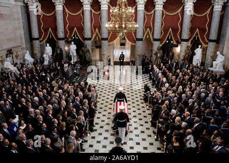 Le cercueil, recouvert du drapeau de la fin du représentant des États-Unis Elijah Cummings (démocrate du Maryland) est effectuée par l'intermédiaire des Statuary Hall pendant un service commémoratif au Capitole à Washington, DC, États-Unis, le Jeudi, Octobre 24, 2019. Cummings, une figure clé de la destitution des démocrates et une enquête critique féroce du président américain Donald J. Trump, est décédé à l'âge de 68 ans le 17 octobre en raison de complications de longue date concernant les problèmes de santé. Crédit : Al Drago/piscine par CNP /MediaPunch Banque D'Images