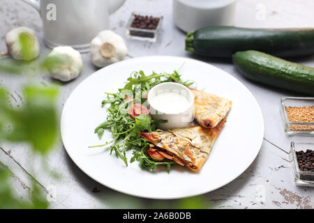 Faites des boulettes de pâte filo farci aux légumes et champignons, servi avec une sauce à l'ail et salade verte Banque D'Images