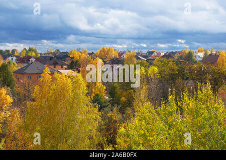 L'automne sur la périphérie de la ville. Ciel bleu avec des nuages épais. Septembre, Octobre, Novembre. Journée ensoleillée. Banque D'Images