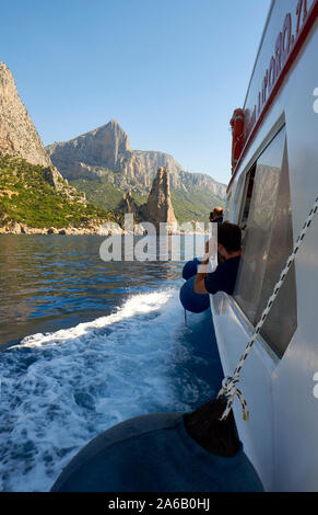 Une excursion en bateau autour de la côte spectaculaire de la côte du golfe d'Orosei dans le Parc National de Gennargentu / Nuoro Ogliastra Sardaigne Italie Europe Banque D'Images