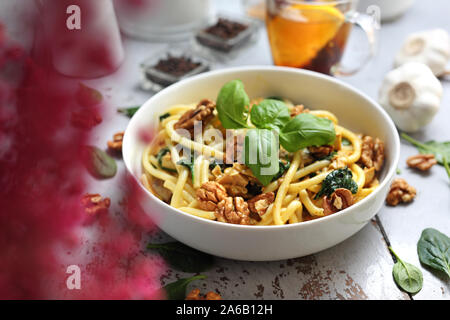 L'automne dans un spaghetti avec sauce à la crème d'épinards frais, l'ail, le poulet et les noix Banque D'Images