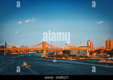 Le Pont de Brooklyn, suspendu dans l'East River, entre le Sud de Manhattan et de Brooklyn. Banque D'Images