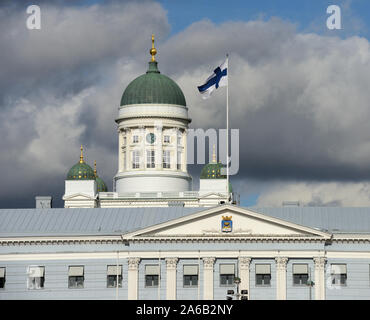 Un battement de drapeau national de la Finlande contre la cathédrale d'Helsinki, la plupart des capacités et symbole de la ville Banque D'Images