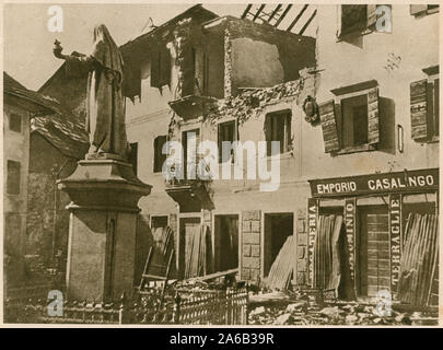 Un village de Padova Italie qui ont subi un bombardement par l'artillerie et de violents combats entre les armées italiennes et autrichiennes lors de la bataille d'Asiago (bataille des plateaux) ou de l'Offensive du Trentin, surnommé Strafexpedition par les Autrichiens, une contre-offensive a été lancée par l'empire austro-hongrois sur le front italien le 15 mai 1916 à la Première Guerre mondiale. Du Miroir 25 juin 1916 Journal Banque D'Images