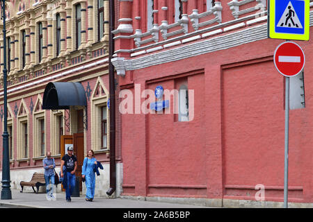 Moscou, Russie - 26 mai. 2019. Les gens marchent dans la rue Petrovka Banque D'Images