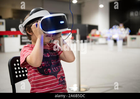 BRATISLAVA, SLOVAQUIE - OCT 25, 2019 : Jeune garçon explorant la simulation par ordinateur à l'aide de lunettes de réalité virtuelle au centre commercial à Bratislava, Slovaquie Banque D'Images