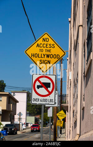 Pas d'entrée à l'enseigne Hollywood grâce à cette route. Hollywood, Los Angeles, Californie, États-Unis d'Amérique. Octobre 2019 Banque D'Images