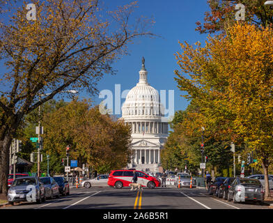 WASHINGTON, DC, USA - United States Capitol, voir d'East Capitol Street NW au cours de l'automne. Banque D'Images