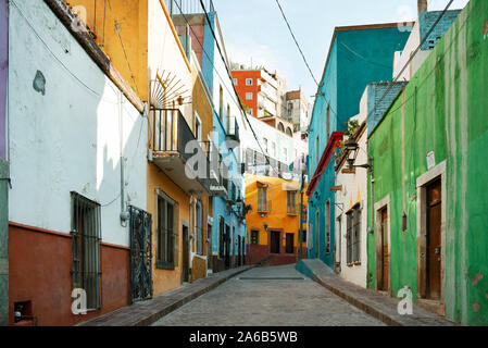 Street View de maisons colorées dans le centre historique de Guanajuato, Mexique. Jun 2019 Banque D'Images